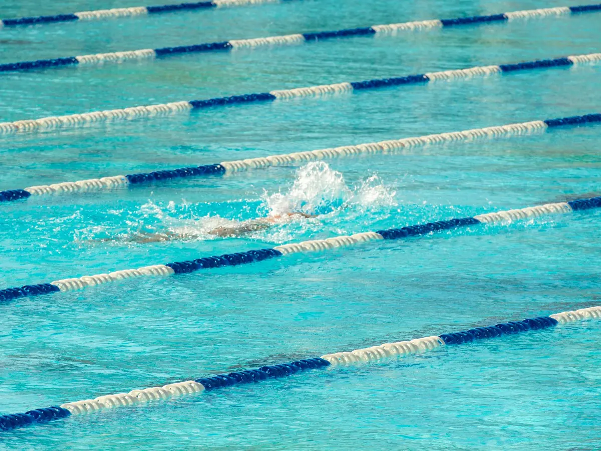Gaziantep Olimpik Yüzme Havuzu'nda antrenmandaki sporcularımız