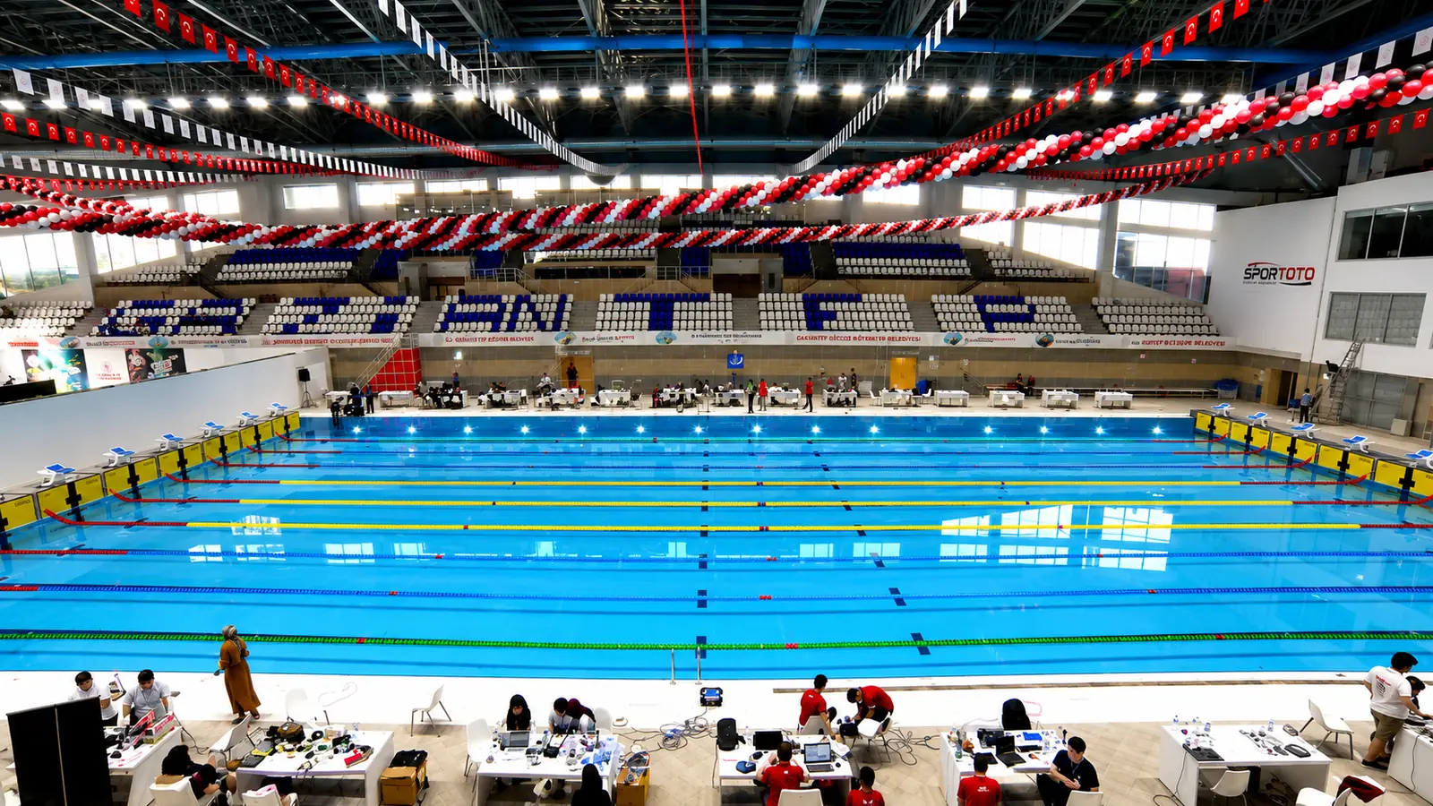 Gaziantep Olimpik Yüzme Havuzu - yarışma düzeninde olimpik kulvarlar ve tribün