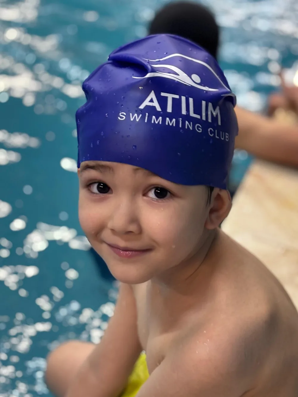 Atılım Spor Kulübü bonesiyle havuz kenarında dinlenen minik sporcumuz